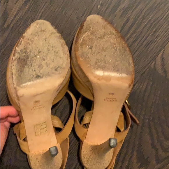 Gucci mustard yellow heels with gold hardware - Picture 6 of 7